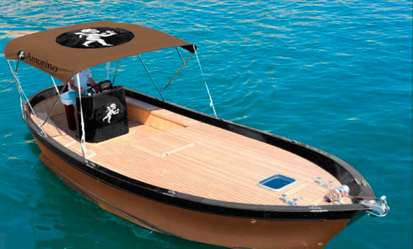 Amorino livre des glaces par bateau à St Tropez