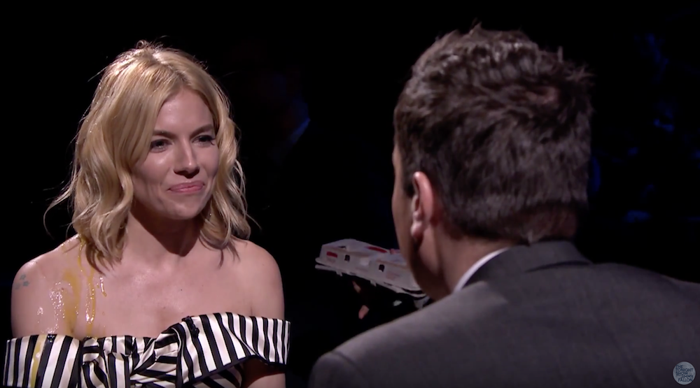 Sienna Miller et Jimmy Fallon jouent à la Roulette Russe avec des oeufs