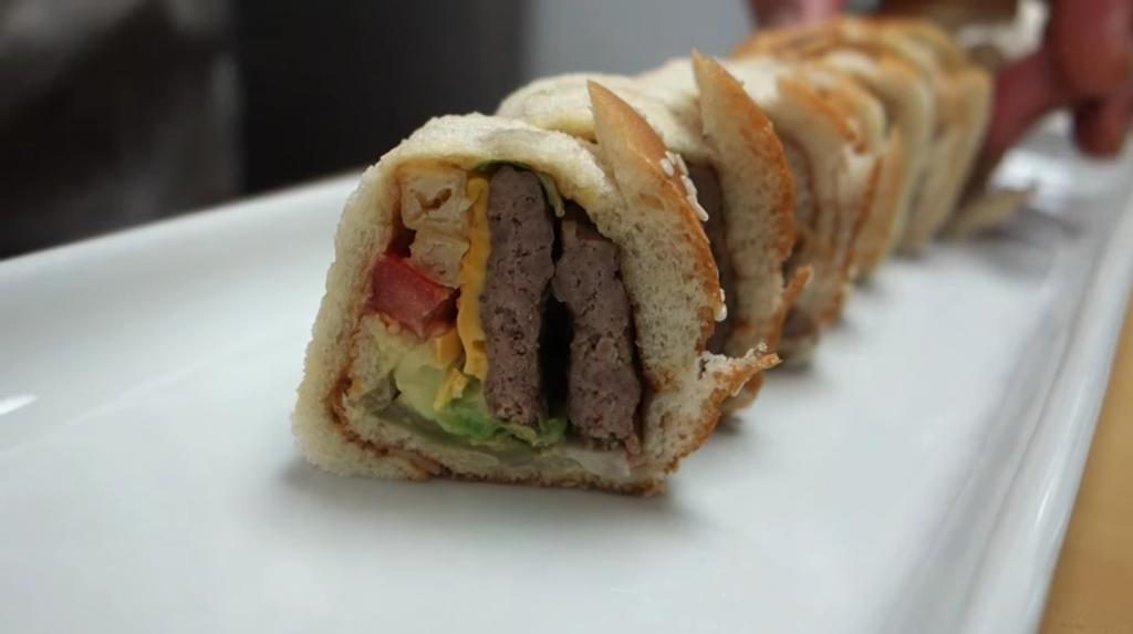 Un Sushi Chef réalise des makis avec un Big Mac