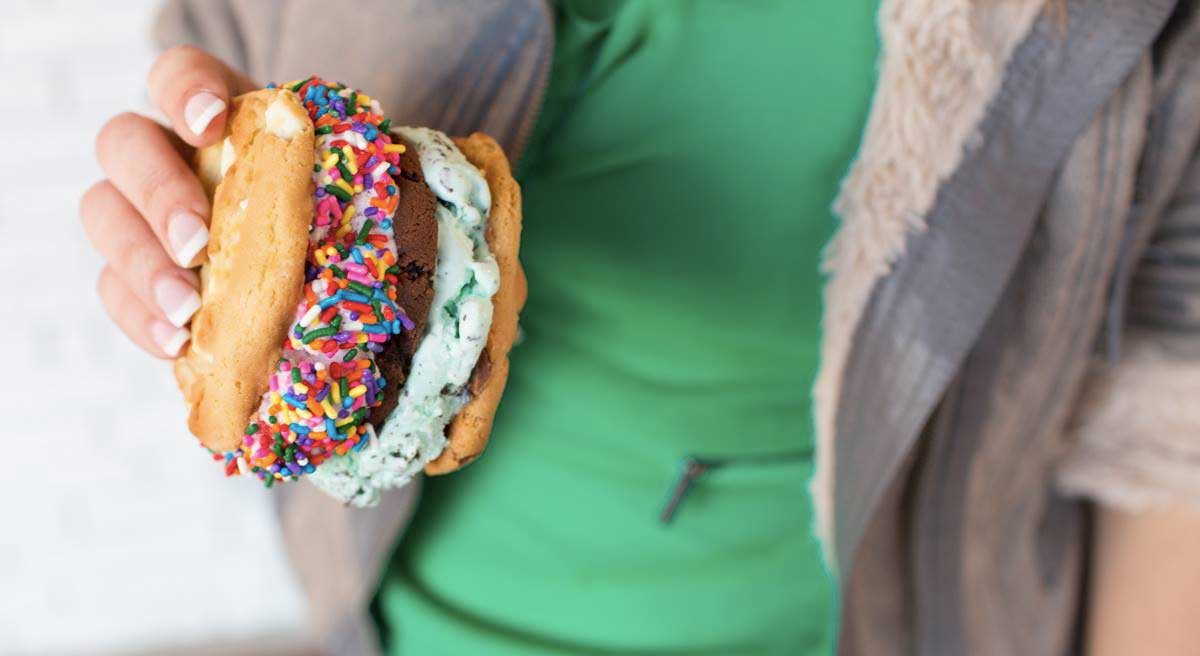 Baskin-Robbins lance le premier sandwich de crème glacée et cookie chaud