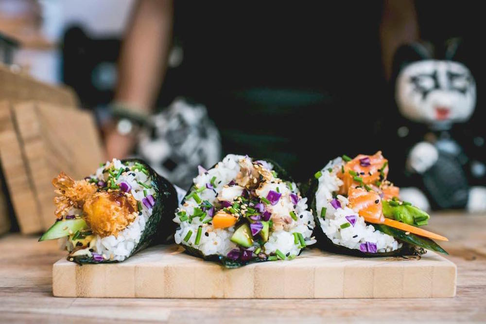 Un artiste crée les sneakers sushis pour le plaisir des yeux