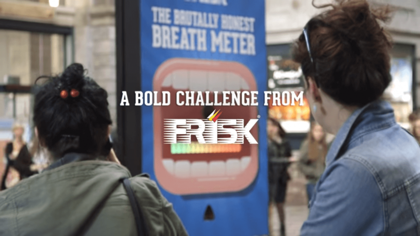 Cette machine Frisk vous distribue des bonbons selon votre haleine