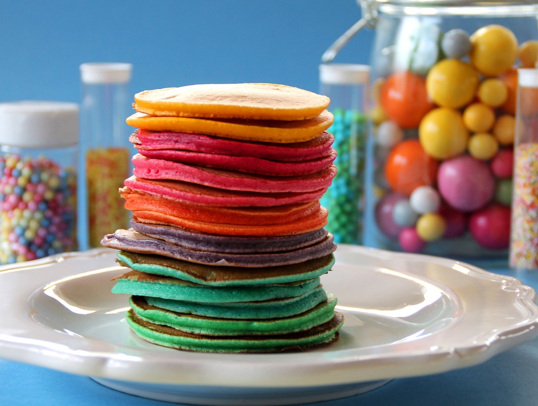 Vous prendrez bien une part de pancakes arc-en-ciel?