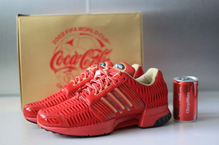 Une paire de baskets signée Adidas et Coca-Cola