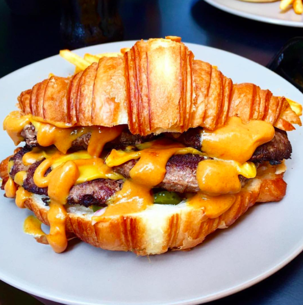 Croissant-cheeseburger-piccolome_6