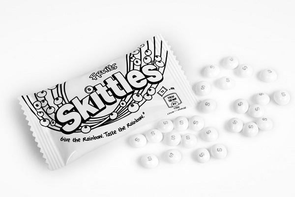 Skittles abandonne ses couleurs pour la Gay Pride