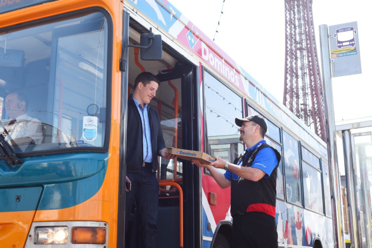 Domino’s Pizza expérimente la livraison dans un bus anglais