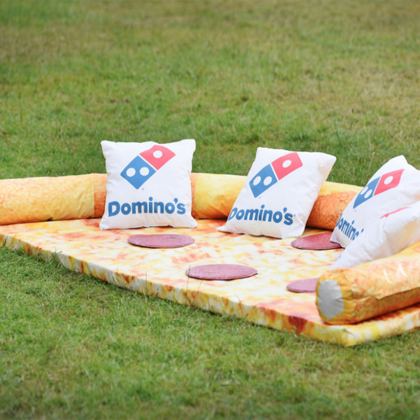 Faites une pause sur le canapé pizza pepperoni de Domino’s Pizza