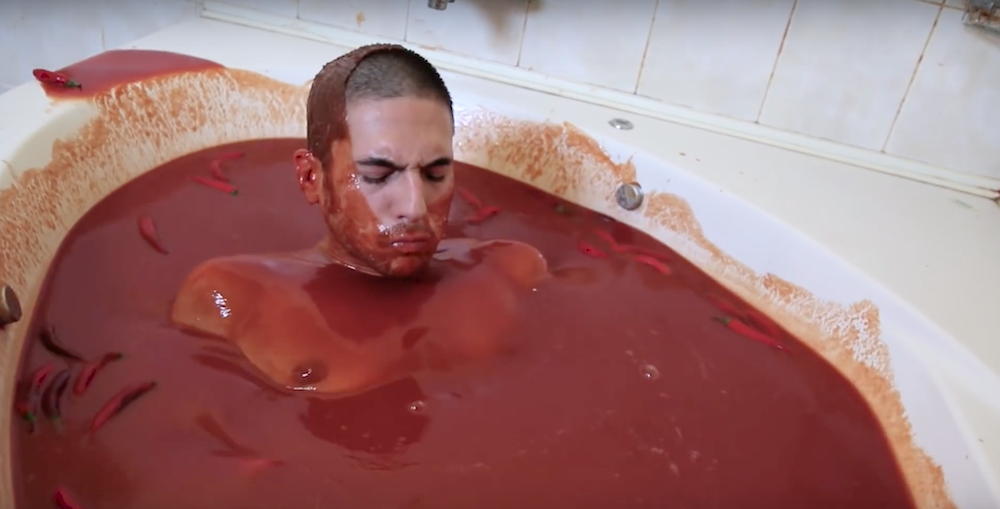 Il prend un bain avec 1250 bouteilles de sauce piquante