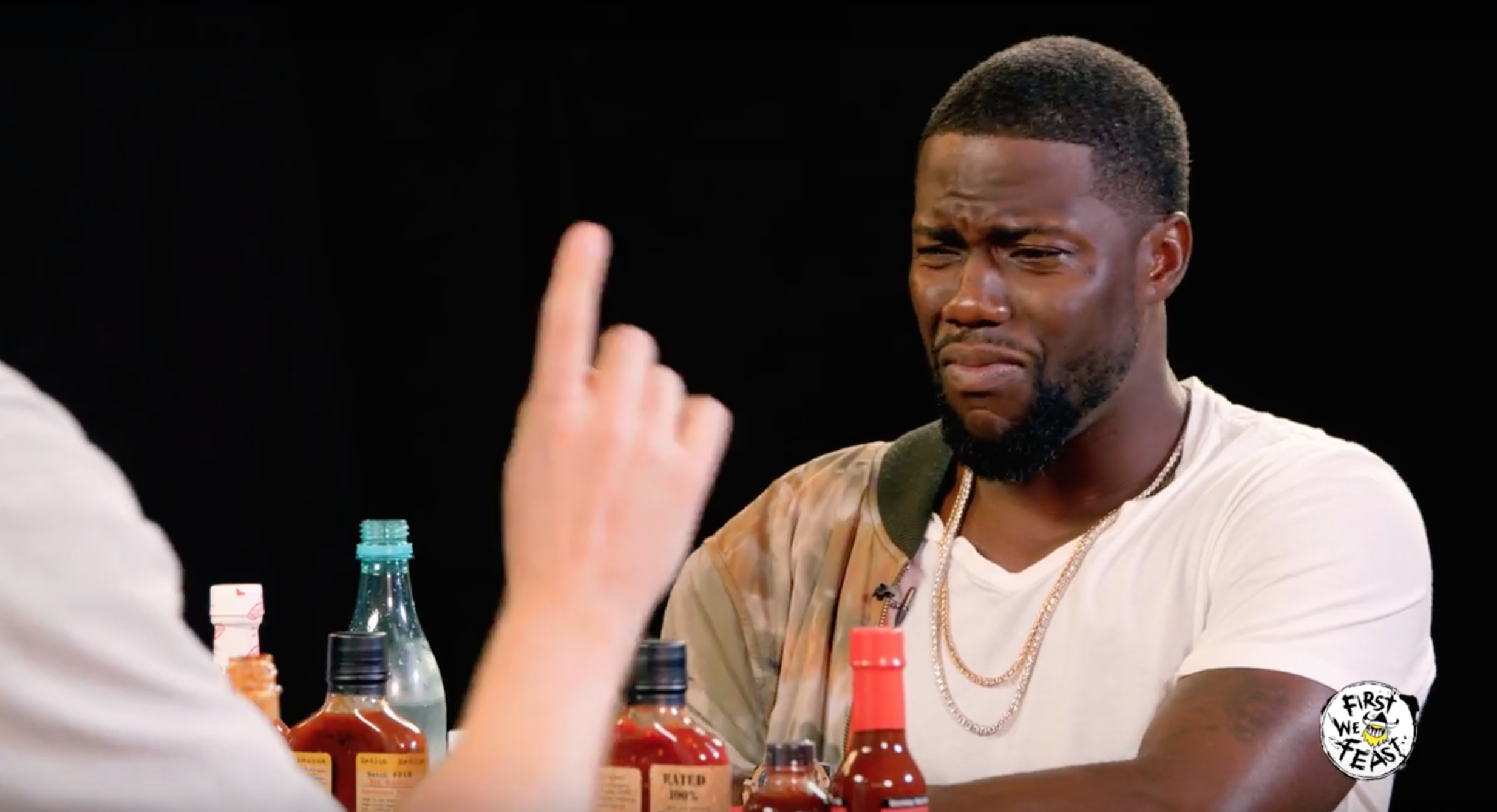 Le comédien Kevin Hart s’attaque aux sauces les plus épicées du monde