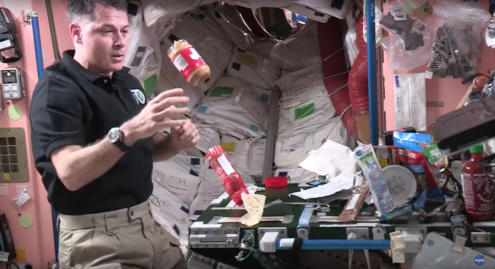 Un Astronaute réalise un sandwich peanut butter et confiture dans l’espace
