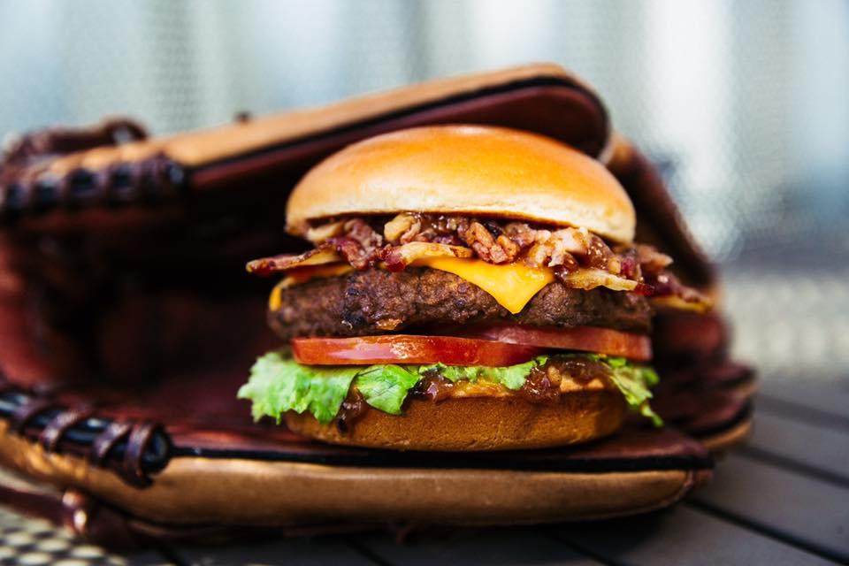 Carl’s JR, l’enseigne californienne de burgers arrive en France