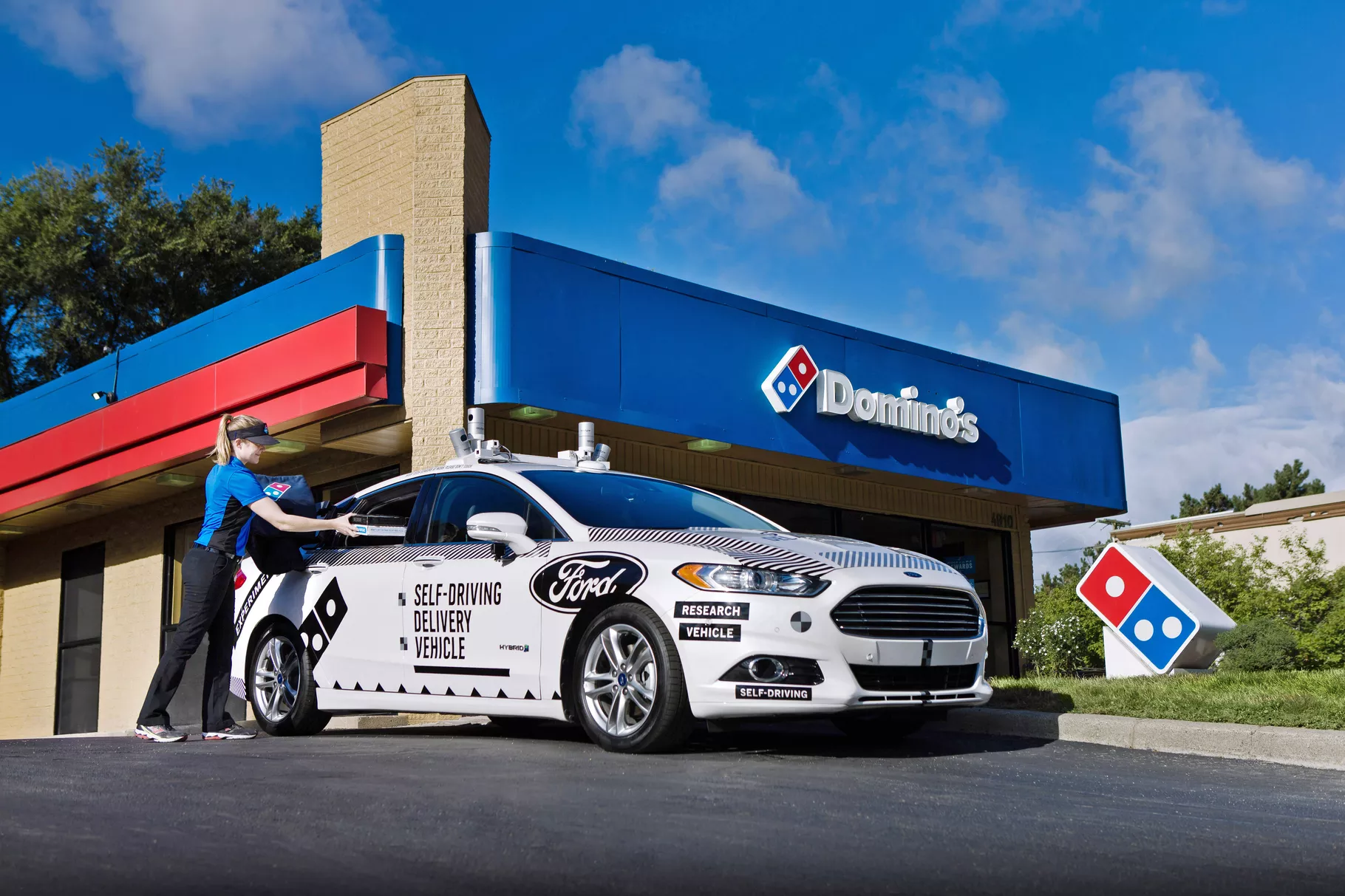Domino’s Pizza teste la livraison de pizza en voiture autonome avec Ford
