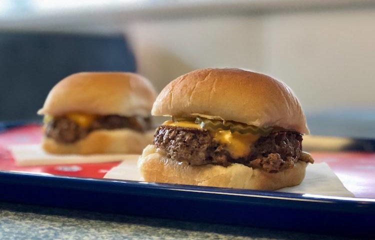 Casey Neistat teste le burger végétal au steak saignant mais sans viande de White Castle