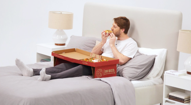 Manger une pizza au lit n’aura jamais été aussi simple